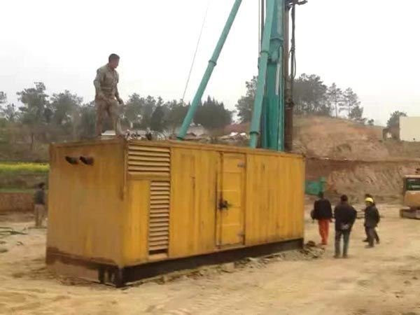阿克陶如何判断水冷式机油散热器密封件是否需要更换？